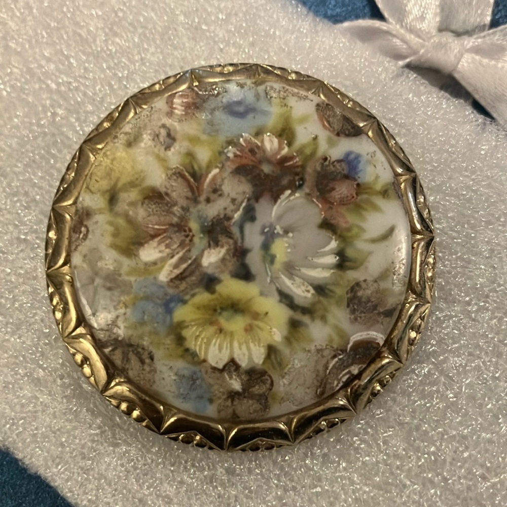 Ladies beautiful vintage flower brooch/pin, beautiful jewelry